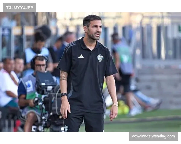 科莫主帅法布雷加斯调教有方 4-2-3-1体系攻守均衡成黑马 科莫主帅法布雷加斯调教有方 4-2-3-1体系攻守均衡成黑马